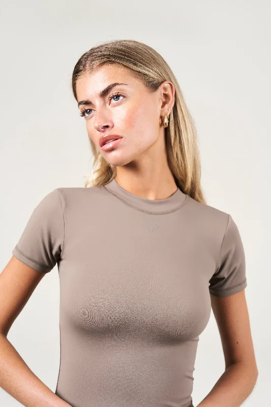 SCULPTING STRETCH EMBLEM BABY TEE - COCOA